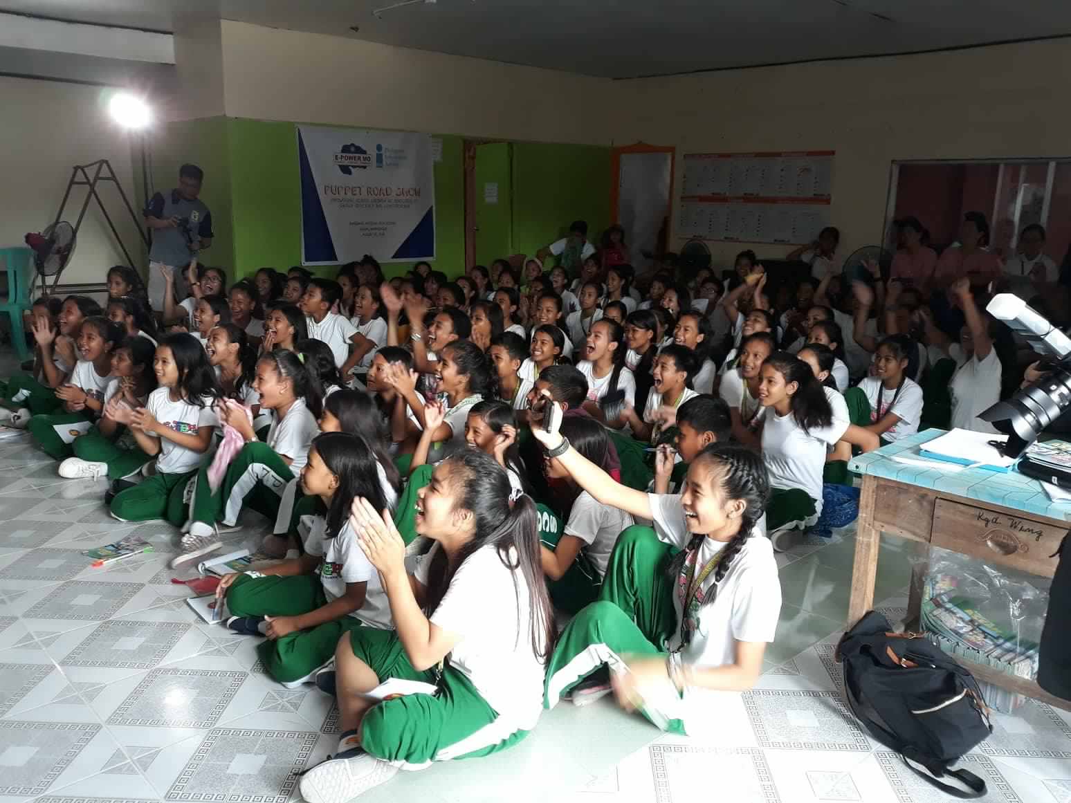 Ang mga mag-aaral ng Grade 7 hanggang 10 mula sa Bangbang National High School kasama ang kanilang mga guro habang pinapanuod ang puppet show sa Bangbang Barangay Hall. (Adrian D. Sto. Domingo, PIA Marinduque)
