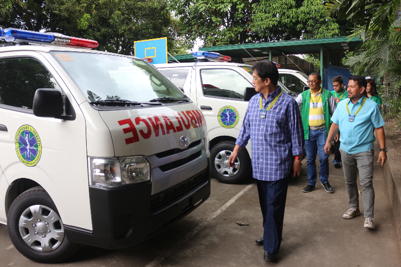 Regional Director Eduardo C. Janairo of CALABARZON inspects the newly arrived ambulances procured under the Health Facility Enhancement Program (HFEP) through the initiative of for donation at the QMMC Compound, Grounds, Project 4, Quezon City on March 29, 2018.