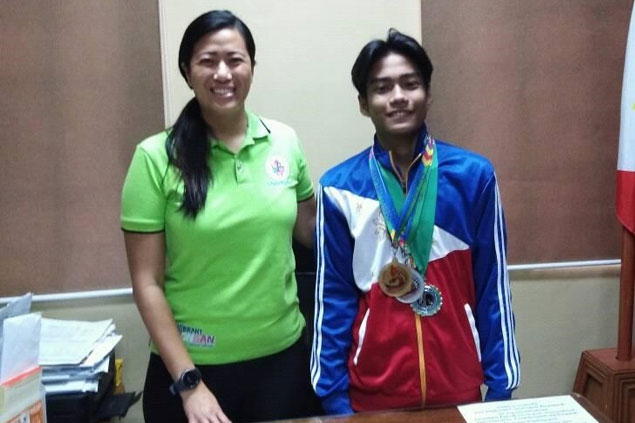 Nagpakuha ng souvenir photo si Jasper Concepcion Faeldonia (kanan) kay Odiongan, Romblon Mayor Trina Firmalo Fabic sa isang courtesy call bago tumungo ng Singapore. Si Mayor Trina ang sumusuporta sa kampanya ni Jasper sa international quest gaya ng Asian Universities Chess Championship, ASEAN Age group chess championship at Singapore 35th national age group. | Courtesy: Marlon Bernardino