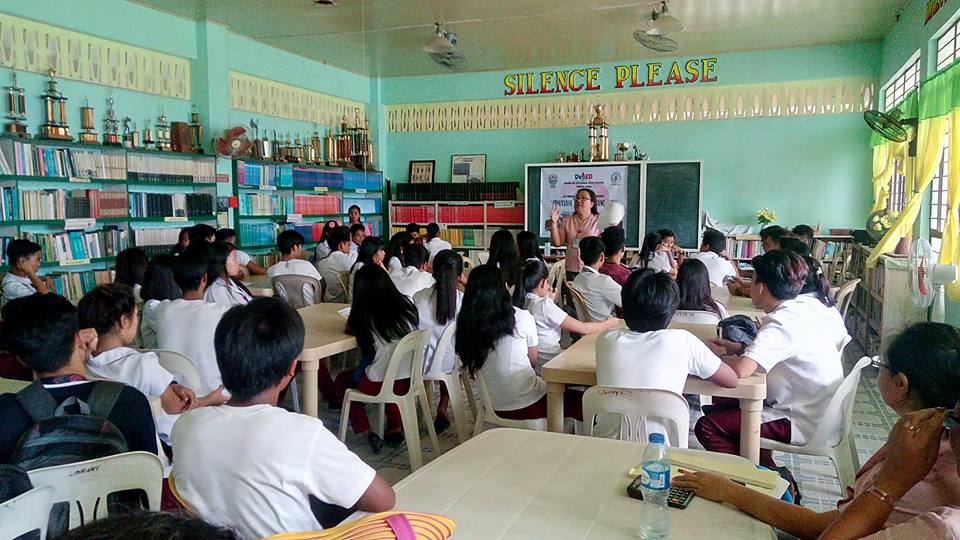 Si Gng. Noemi T. Melano (nasa harapan), Assistant Principal II, SHS Department, habang nagsasagawa ng oryentasyon sa 100 na estudyante sa Senior High School na benepisyaryo ng kanilang ADM Program na “Pamasahe Mo, Katuwang Ako.”(Larawan ni Noemi T. Melano/RNHS)