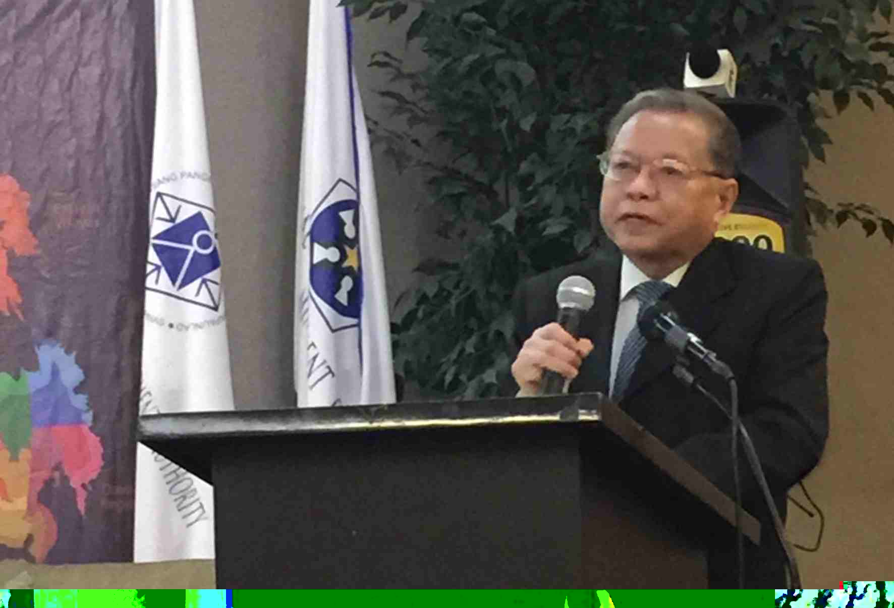 Hon. Reynato S. Puno, Chairman of the Consultative Committee to Review the 1987 Constitution discussed the history of the present form of government and the structure of the unitary against the proposed federal government during yesterday's meeting of the Mimaropa  Regional Development    (PIA MIMAROPA)