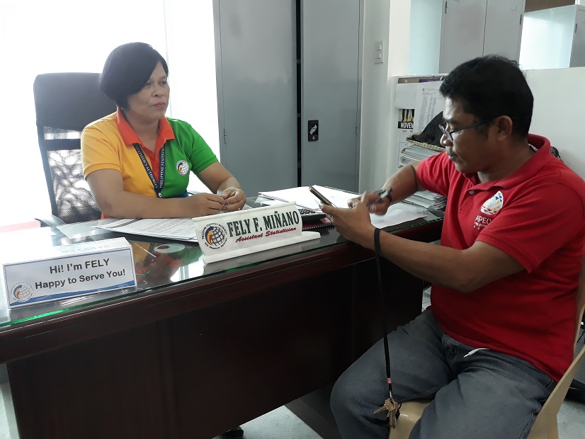 Sinabi ni Fely F. Miñano (nasa kanan) ng PSA Romblon na ang LFS ay naglalayong alamin ang employment, unemployment at underemployment rate sa buong bansa at layunin naman ng FIES na makakalap ng mga datos patungkol sa sources of income ng mga pamilya gayundin ang kanilang expenditures level.(Larawan ni Dinnes Manzo/PIA-Romblon)