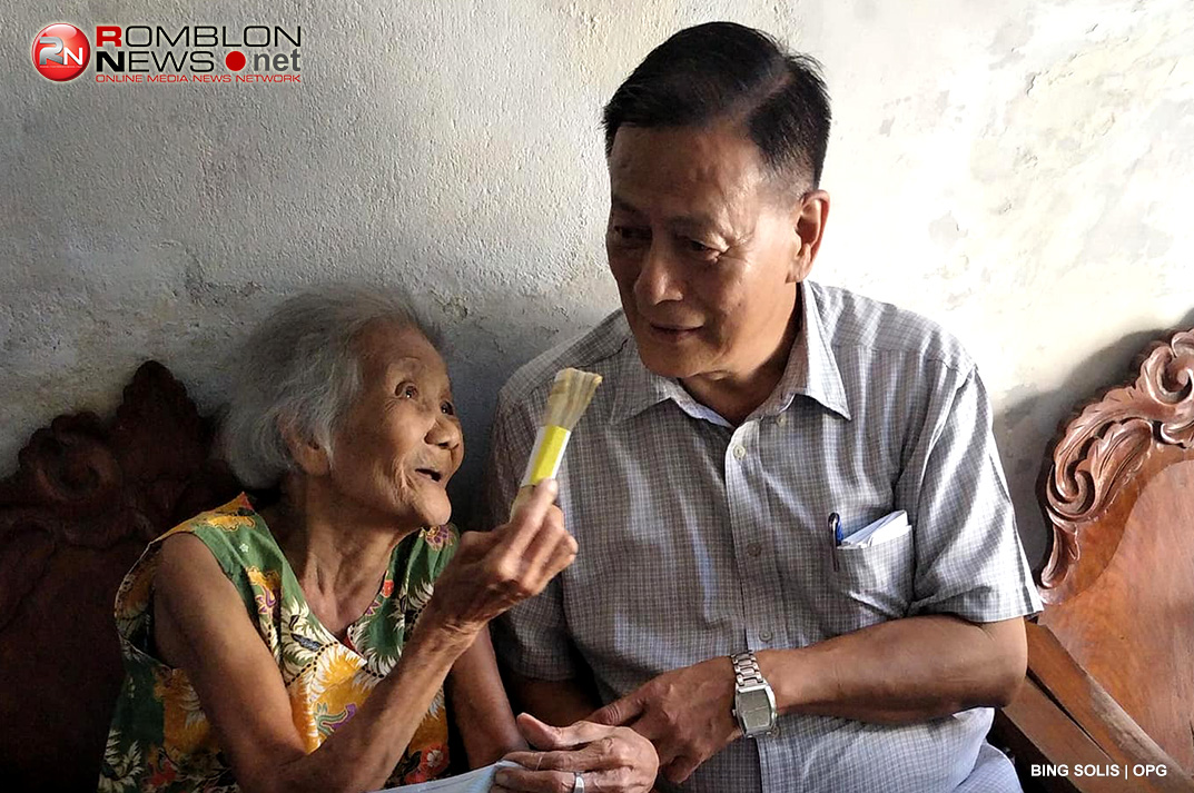 Si Lola Remedios habang pinapakita kay Governor Eduardo Firmalo ang P50,000 na natanggap nito mula sa Provincial Government