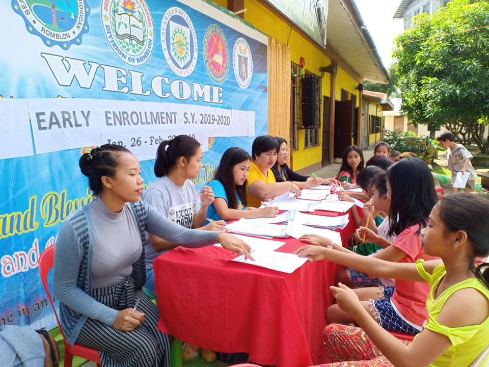 Ang mga guro ng Lumbang Este National High School sa bayan ng Cajidiocan ay isa sa mga aktibong nakiisa sa pagsasagawa ng early registration ng DepEd ngayong taon. (Larawan ni Rose Repizo)