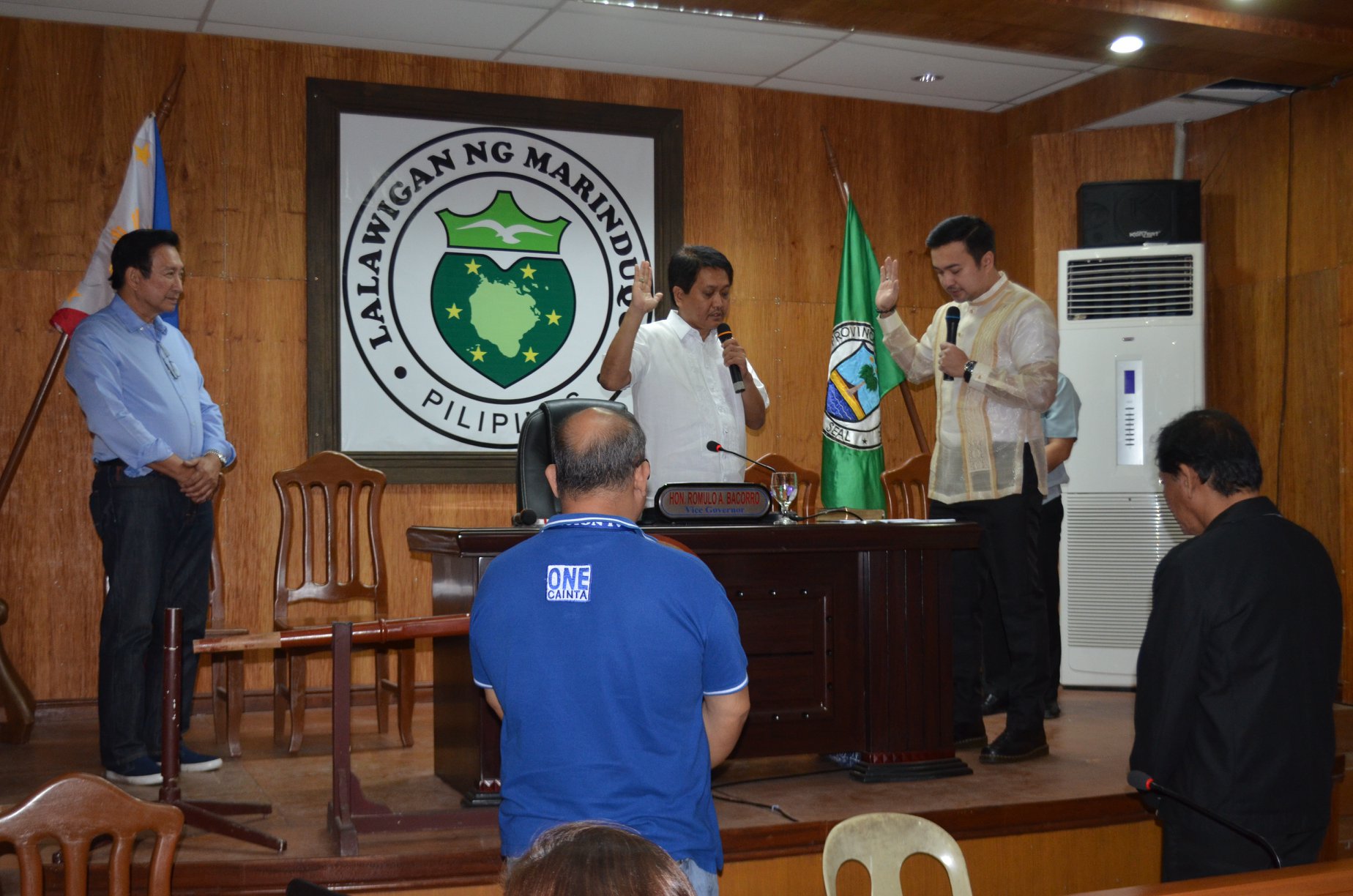 Nanunumpa sa harap ni Marinduque Representative Lord Allan Jay Velasco (dulong kanan) ang bagong gobernador ng lalawigan na si dating Vice Governor Romulo Bacarro Jr. (kaharap ni Representative Velasco). Nasa gawing kaliwa at nagmamasid si Retired Justice Presbiterio Velasco. 'Nanay' ang tawag ng mga kababayan sa Marinduque sa namayapang gobernadora. (larawan mula kay Erwin Monroyo Penafiel)
