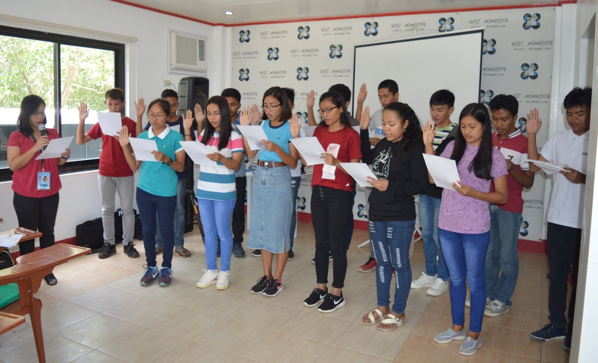 Ang 16 bagong iskolar ng DOST-SEI na nanumpa at pumirma sa kontrata bilang katibayan ng pagiging benepisyaryo ng programa.  (Larawan ni Lyn Famisaran/DOST-Romblon)  