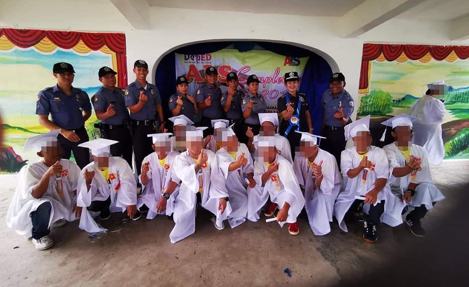 Ang 12 PDL ng BJMP - Odiongan District Jail na nagtapos sa ilalim Alternative Learning System na masayang nagpakuha ng larawan kasama ang mga kawani ng BJMP na gumagabay sa kanila.(Larawan ng BJMP - Odiongan District Jail)  