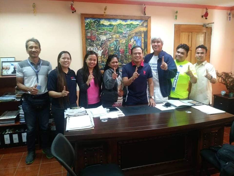 Bumisita sa tanggapan ni Schools Superintendent Roger F. Capa (pang-apat mula sa kanan)  ang mga kinatawan ng Bike for the Philippines Foundation sa pangunguna ni Program Director Joel Uichicho (pangatlo mula sa kanan) upang plantsahin ang napipintong paglulunsad ng proyektong 