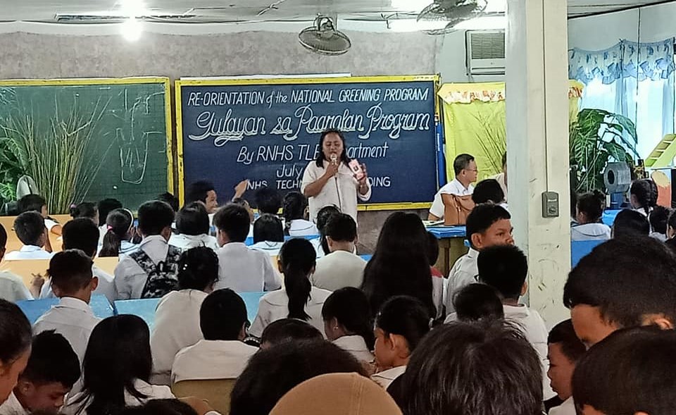 Hinihikayat ni Anita R. Morales (nakatayo sa harapan), focal person on high value crops and development program, Office of the Municipal Agriculturist, ang lahat ng mga mag-aaral at guro sa Romblon na mas lalo pang tutukan ang programa na 