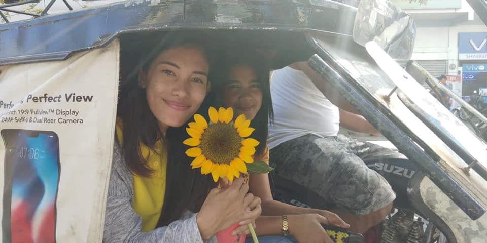Isang binibini ang nakatanggap ng sunflower mula sa mga tauhan ng Pinamalayan MPS. (Larawan mula sa Pinamalayan Municipal Police Station)
