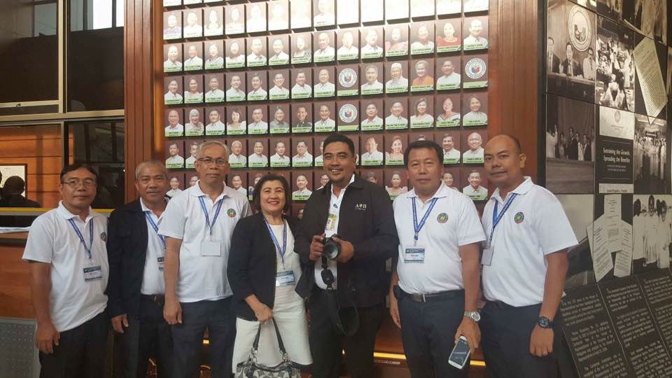 Kuha noong nakaraang taon kina Asec. Jose Sylton Solidum kasama ang mga department heads ng Tablas Island Electric Cooperative sa Congress. Photo Courtesy: Vivan Gaac