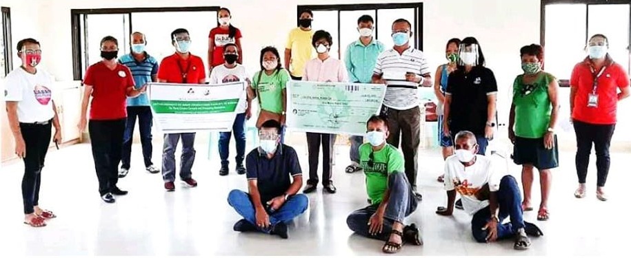 Mga kinatawan ng DOLE, DOST at LGU-Sta. Maria kasama ang mga miyembro at opisyal ng Sta. Maria Coconut Farmers and Processing Association (SMCFPA) sa seremonya ng paggawad ng tsekeng nagkakahalaga ng P1 Milyong Piso na ginanap noong ika-12 ng Agosto sa Municipal Hall ng LGU Sta.Maria. (Larawan mula sa DOLE Mimaropa)  