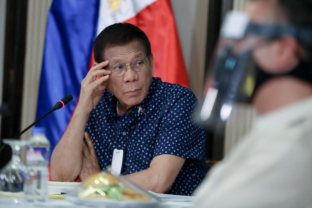 ECQ FATE. President Rodrigo Roa Duterte holds a meeting with members of the Inter-Agency Task Force for the Management of Emerging Infectious Diseases (IATF-EID) at the Malago Clubhouse in Malacañang on Monday (April 20, 2020). The Palace said Duterte still has to carefully study the recommendations made concerning the fate of Luzon-wide enhanced community quarantine to contain the coronavirus disease. (Presidential photo by Ace Morandante)