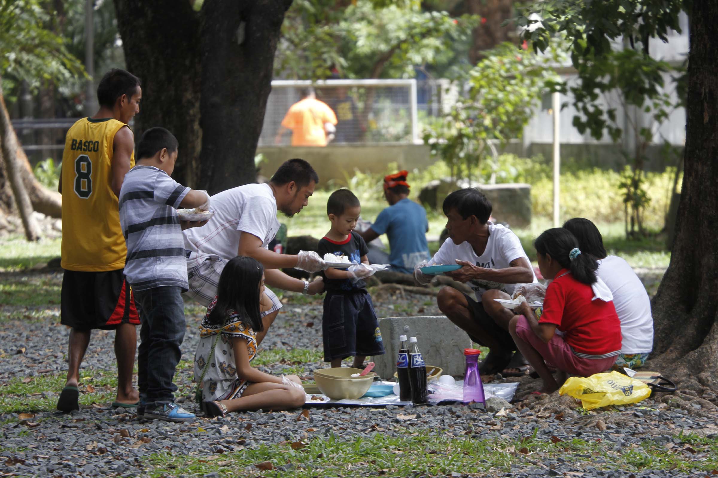 FAMILY TIME. A family enjoys their picnic at the Luneta Park in Manila in this file photo. Malacañang has suspended work in government offices in the Executive Branch on Monday (Sept. 28, 2020), 3:30 p.m. onwards to allow government workers and their families to celebrate Kainang Pamilya Mahalaga Day. (PNA photo by Avito C. Dalan)