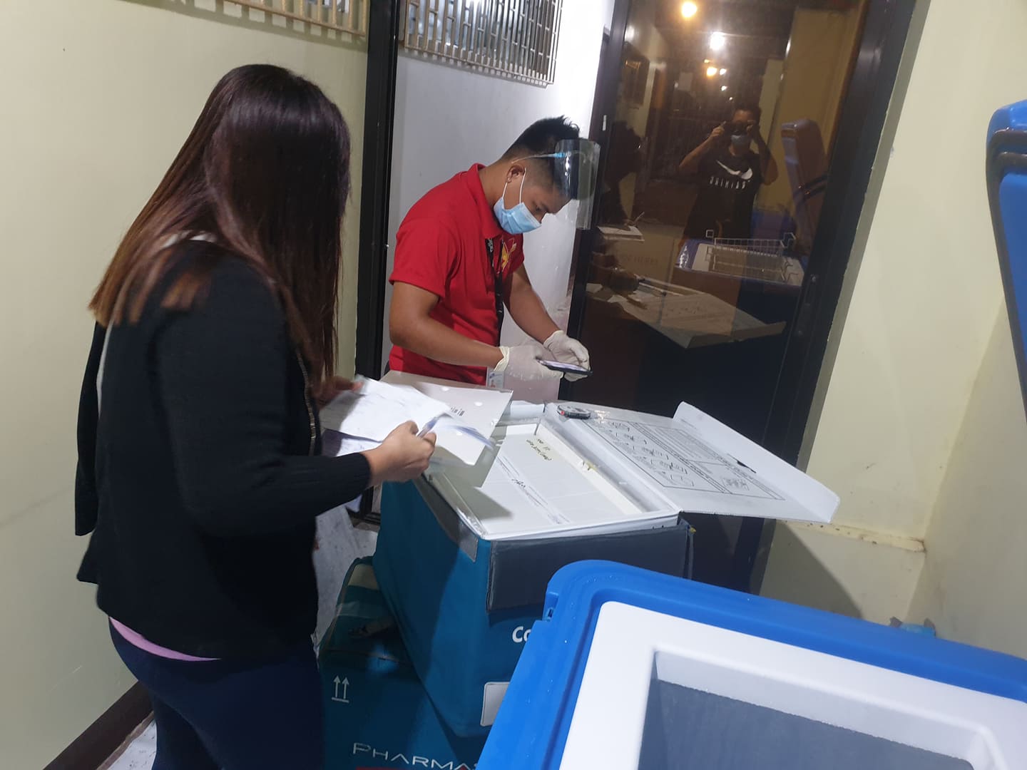 Dumating ngayong Martes, August 3, ang karagdagang 6240 dose ng Sinovac Covid-19 vaccines sa probinsya ng Romblon mula sa DOH-Center for Health Development Mimaropa. (Larawan mula kay Ralph Falculan/PDOHO-Romblon) 