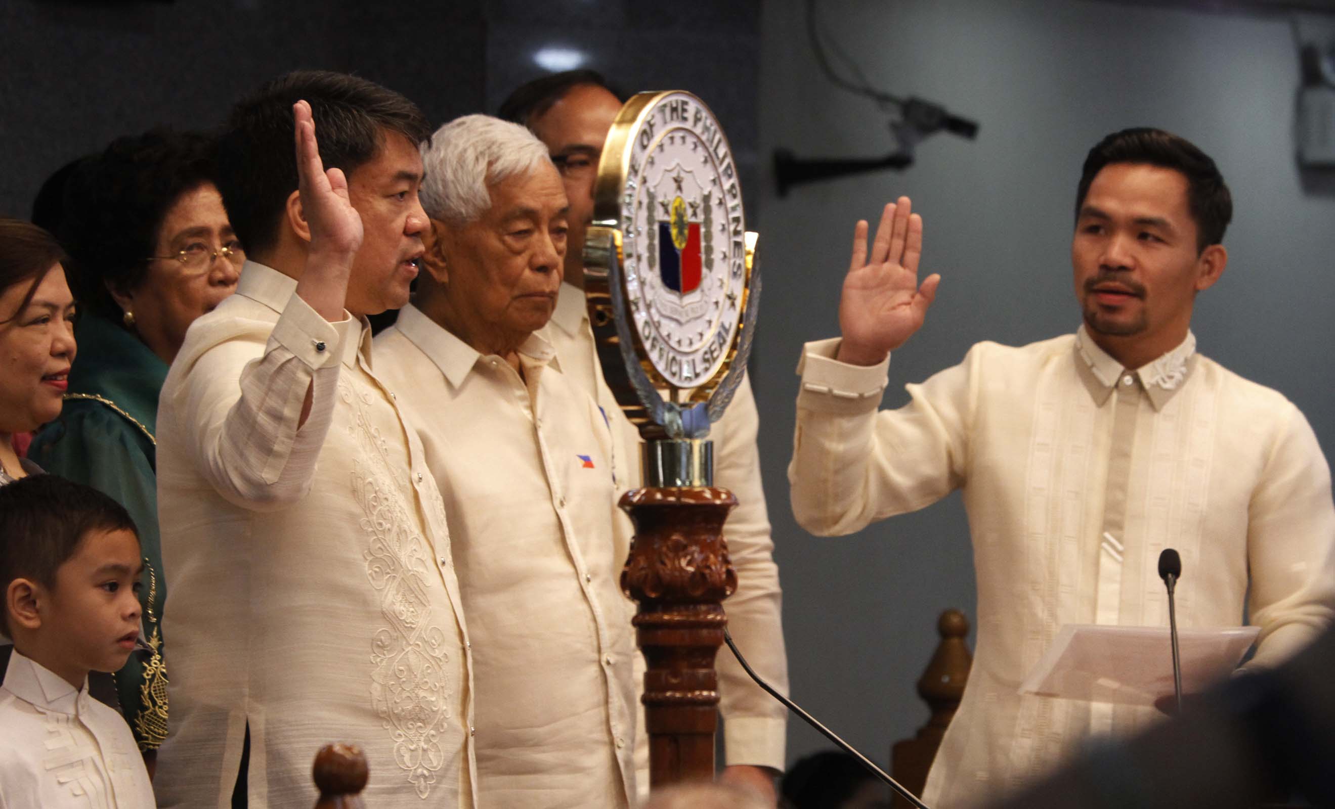 Neophyte Senator Emmanuel Pacquiao (right) administers the oath of office of newly-elected Senate President Aquilino Pimentel III during the opening of the Senate session under the 17th Congress on Monday (July 25, 2016) at the Plenary Hall of the Senate Building in Pasay City. Also in photo are immediate members of the Pimentel family, including former Senate President Aquilino "Nene" Pimentel Jr. (center). (PNA photo by Avito C. Dalan)