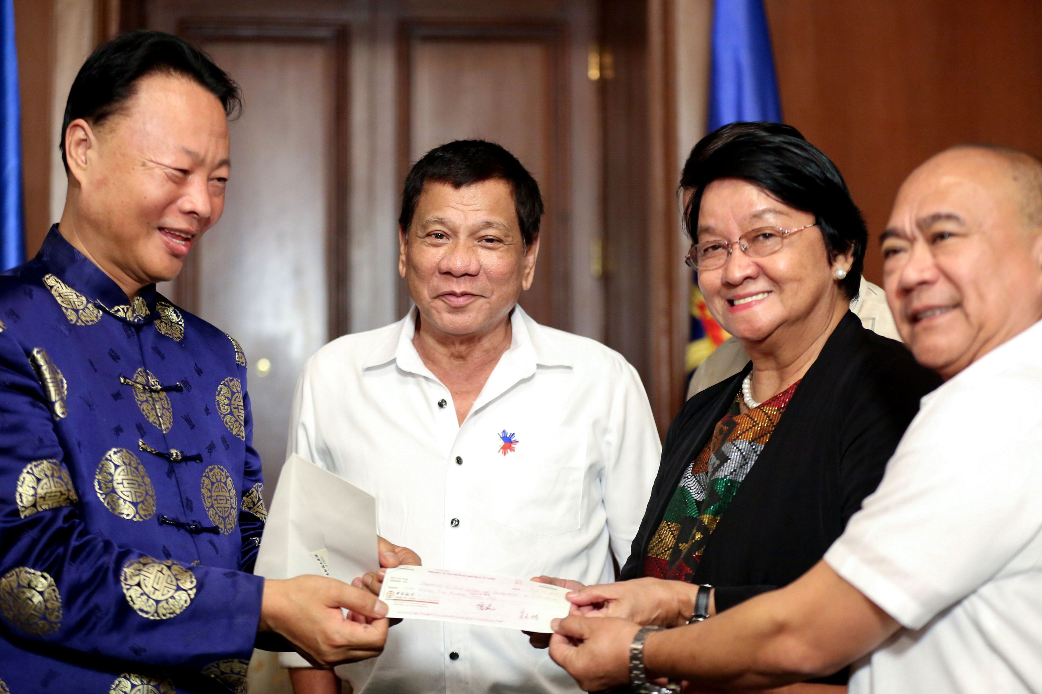 President Rodrigo Roa Duterte poses for a photo with (from left) Chinese Ambassador to the Philippines Zhao Jianhua, Social Welfare Development Secretary Judy Taguiwalo and Health Undersecretary Herminigildo Valle during a simple turnover of the PHP15-million check donated by the Chinese government at the Music Room in Malacañan Palace on June 27, 2017. The check is intended for the rehabilitation of Marawi City. (Presidential Photo)