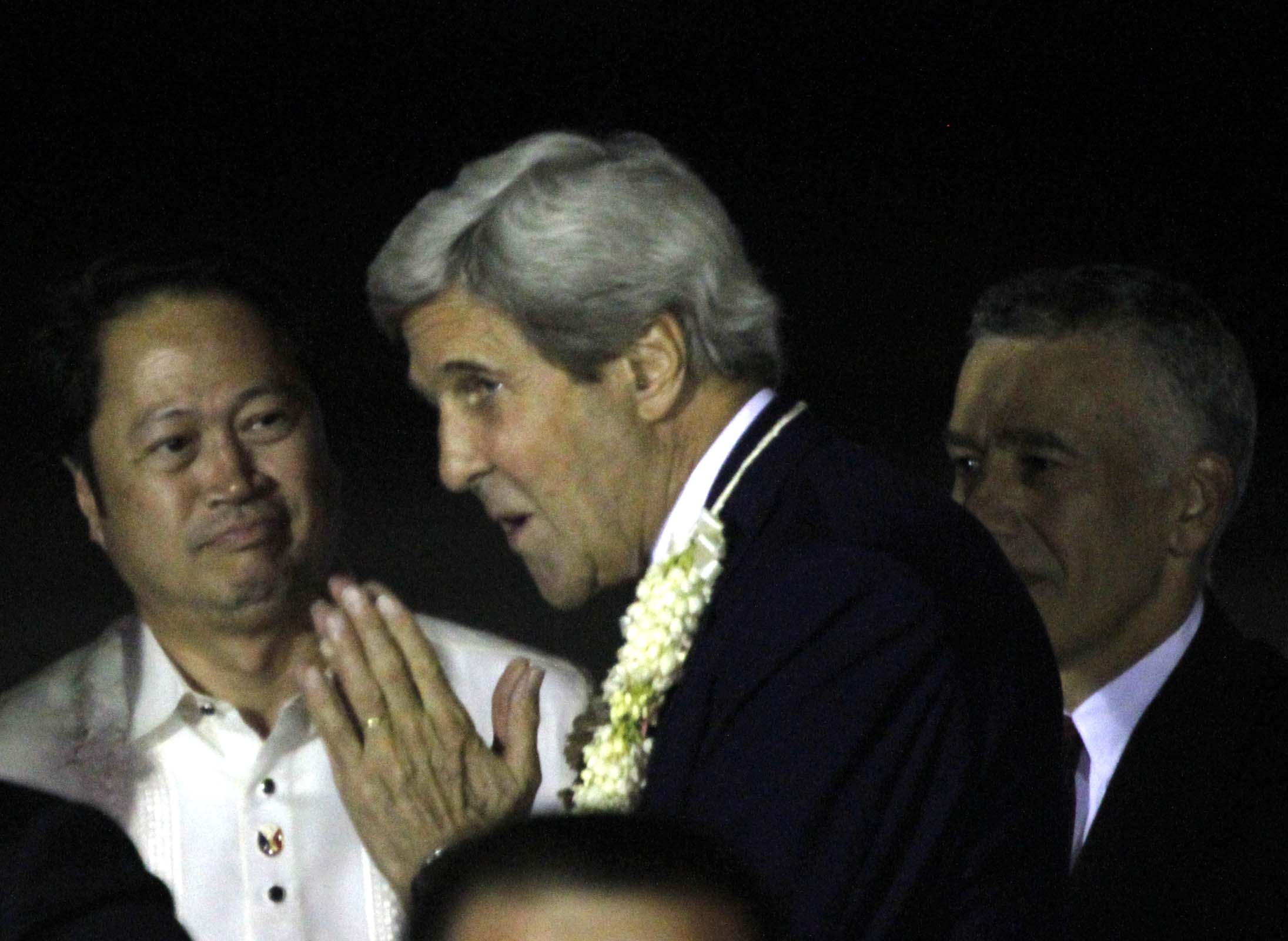U.S. Secretary of State John F. Kerry (center) is welcomed by Department of Foreign Affairs (DFA) Assistant Secretary and Chief of Protocol Jerril Santos (left) and U.S. Ambassador to the Philippines Philip Golberg (right) upon the former's arrival at 8:45 p.m. Tuesday (July 26, 2016) at the Ninoy Aquino International Airport (NAIA) for a meeting with President Rodrigo R. Duterte. (PNA photo by Avito C. Dalan)