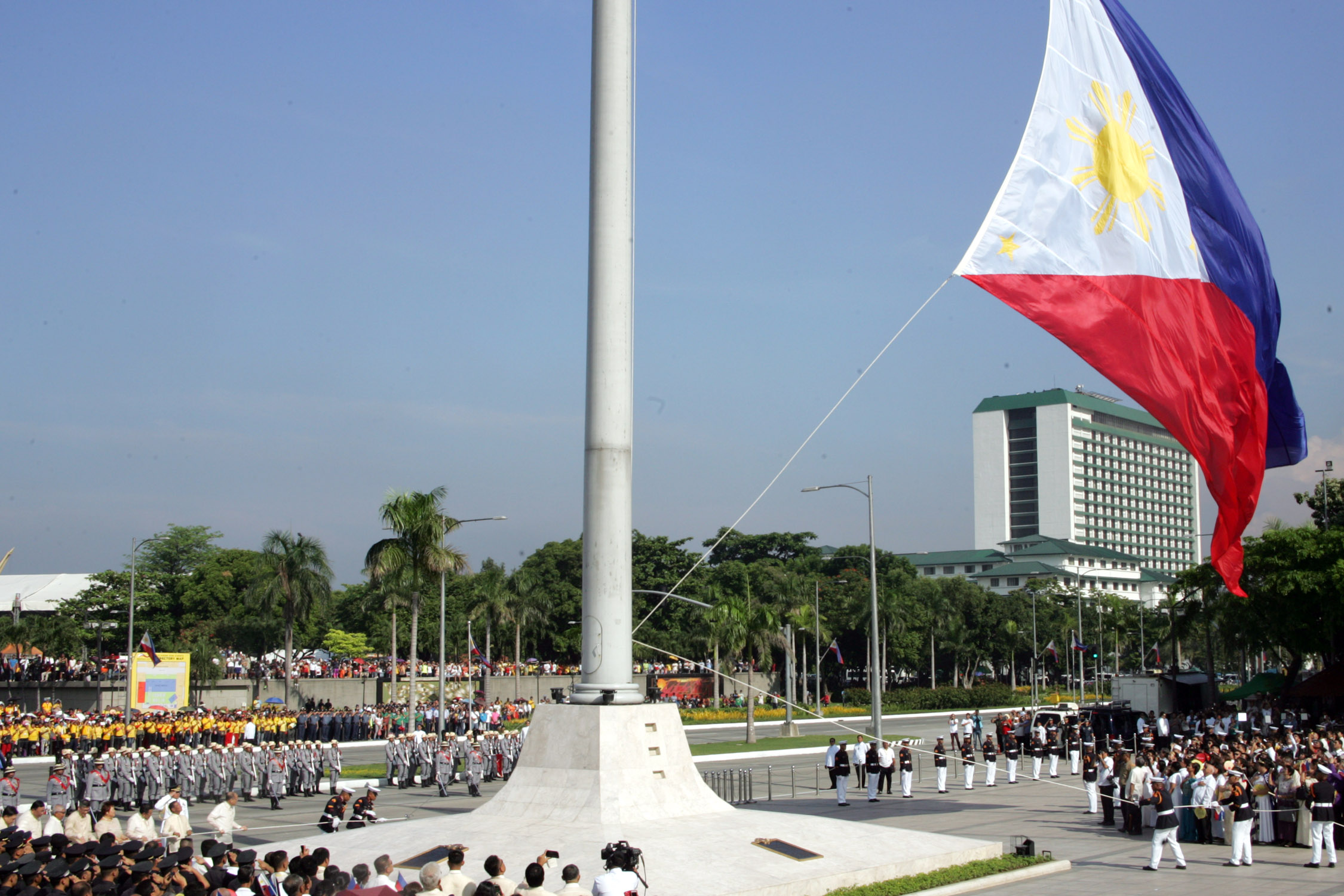 President Benigno S. Aquino III leads the flag-raising ceremony during the 118th Philippine Independence Day celebration on Sunday (June 12, 2016) at the Rizal National Monument in Manila's Rizal Park. (PNA photo by Oliver Marquez)