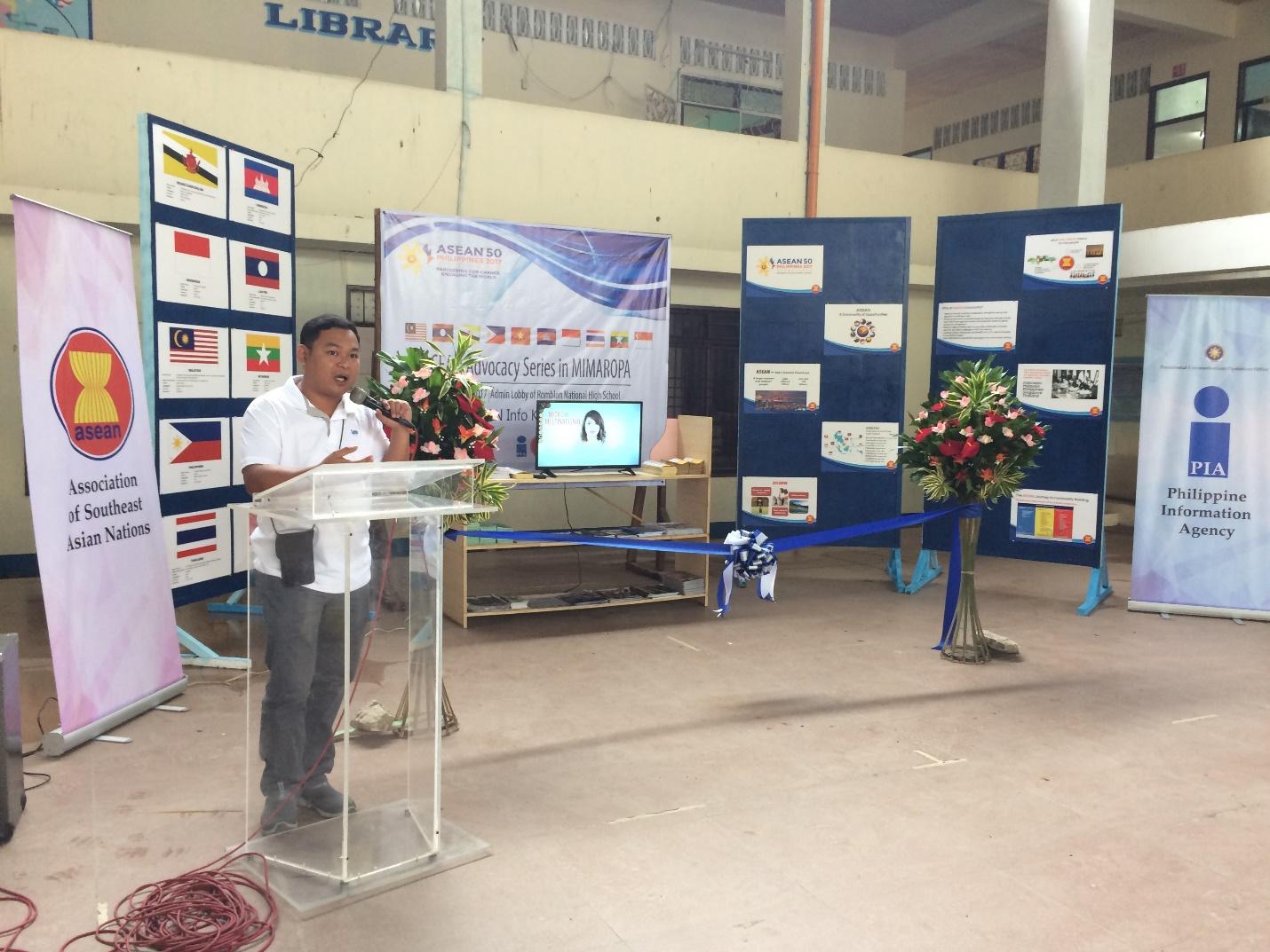 Si Romblon Vice Mayor Mart Arthur L. Silverio habang nagbibigay ng kanyang maikling talumpati bago ang pormal na paglulunsad ng ASEAN Info Kiosk sa Admin Building ng Romblon National High School. (Larawan ni Dinnes Manzo, PIA Romblon)