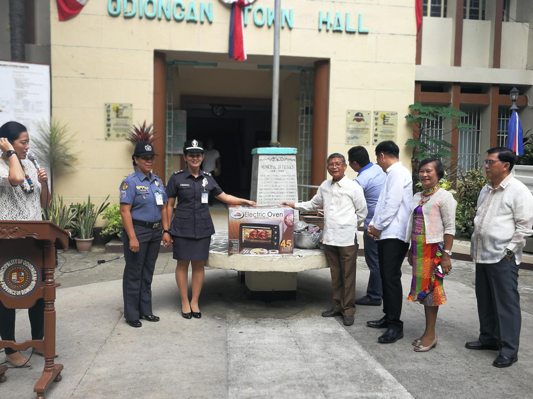 Makikita sa larawan ang mga opisyal ng pamahalaang lokal ng Bayan ng Odiongan sa pangunguna ni Mayor Trina Firmalo-Fabic habang hina-hand-over ang Electric Oven kina Warden Irene D. Gaspar at JO3 Rowena Fos-Olivar para sa Bakery Program ng BJMP-ODJ. Photo by BJMP-ODJ