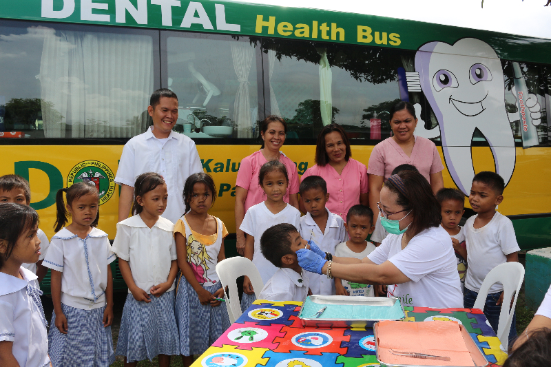 DOH-MIMAROPA Senior Health Program Officer, Dra Maria Gracia Gabriel, conducts oral examination to school children of Tapuyan Elementary School in Gasan, Marinduque during the "Save My Smile Project" held on August 2, 2017.