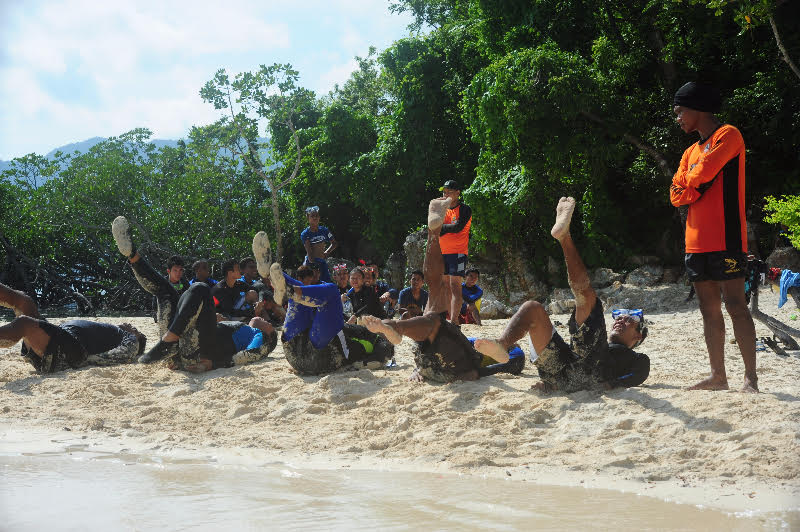 PCG officers and DOH personnel watched as boatmen, divers, pool attendants undergo strict water rescue exercises during the 5-day WASAR training held at CYC Reef in Coron Palawan. Photo from DOH MIMAROPA
