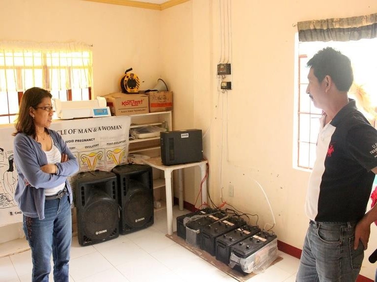 DOST-MIMAROPA Regional Director, Dr. Ma Josefina P. Abilay and PSTD Bernie Caringal inspect the parts of the solar energy systems in Brgy. Maniwaya Rural Health Unit