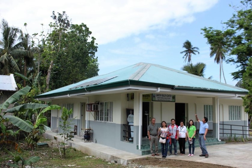 (From left-right) Dr. Joselito Awat of RHU-Bantay and DOST-MIMAROPA Regional Director Dr. Ma. Josefina P. Abilay together with rural health workers from RHU-Bantay, Mara Sanico, and PSTD Bernardo Caringal at the solar-powered RHU in Brgy. Bantay, Boac Marinduque.
