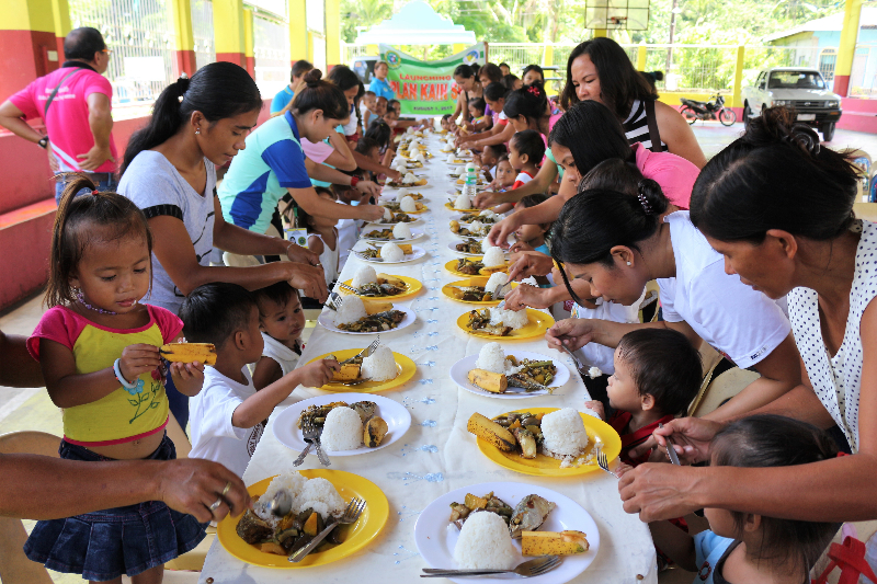 DOH-MIMAROPA staff and parents of preschoolers from various municipalities of Sta Cruz, Marinduque during the opening of the "Opla Kain Sigla" feeding program on August 7, 2017. 