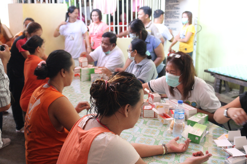 Medical staff of DOH-MIMAROPA and Oriental Mindoro Provincial Hospital together conducts health risk assessment among inmates of Oriental Mindoro Provincial Hospital to further evaluate the extent of chicken pox outbreak inside the jail during the disinfection and sanitation activity held on September 15, 2017.