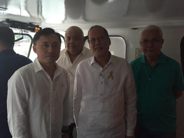 President Benigno Aquino III toured incoming President Rodrigo Duterte's transition team inside Malacanang palace, and showed them the Rizal Hall where the inauguration will take place. Photos c/o Christopher "Bong" Go - See more at: http://www.gmanetwork.com/news/story/570258/news/nation/pnoy-talks-with-duterte-on-phone-tours-incoming-palace-execs-in-malacanang#sthash.T9cTGgzu.dpuf