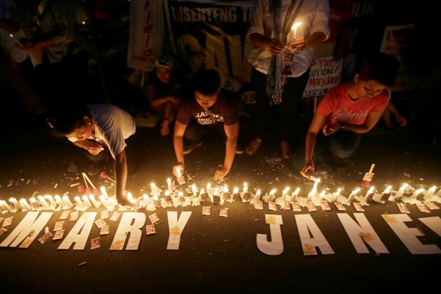 Photo from PhilStar - http://www.philstar.com | Protesters light candles as they continue their vigil for a second day to plead the Indonesian Government to stop the execution of convicted Filipino drug trafficker Mary Jane Veloso, outside the Indonesian Embassy in the financial district of Makati city east of Manila, Philippines, Monday, April 27, 2015. Veloso was convicted for drug trafficking in Indonesia and is sentenced to be executed "within 72 hours" after her appeal was rejected by the Indonesian Supreme Court March 26. AP/Bullit Marquez