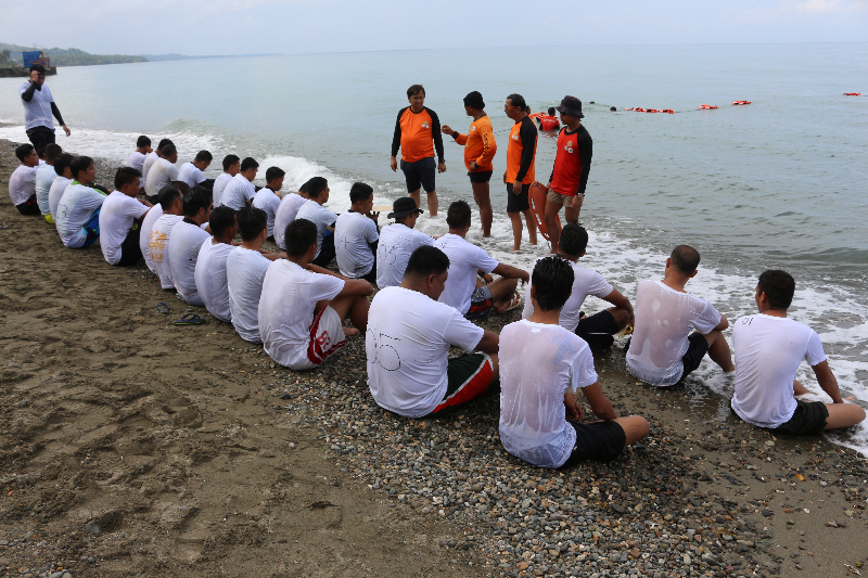 Officials of DOH-MIMAROPA and the Philippine Coast Guard gives final instructions to WASAR trainees during the first day of training held in Barangay Laylay, Boac, Marinduque from September 18-23, 2017.