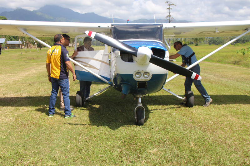 DOH-MIMAROPA staff and PAMAS Capt. Sean Knapp prepares the Cessna 206 which will be use to transfer the trauma patient from Coron Palawan to PGH hospital in Manila.